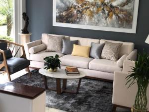 Cómo elegir los cojines para sofás grises. Ideas y tendencias