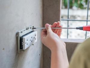 Sustituya enchufes de manera segura